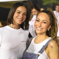Bruna Marquezine usa T-shirt branca de R$ 700 em feijoada com Sabrina Sato