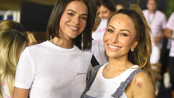Bruna Marquezine usa T-shirt branca de R$ 700 em feijoada com Sabrina Sato