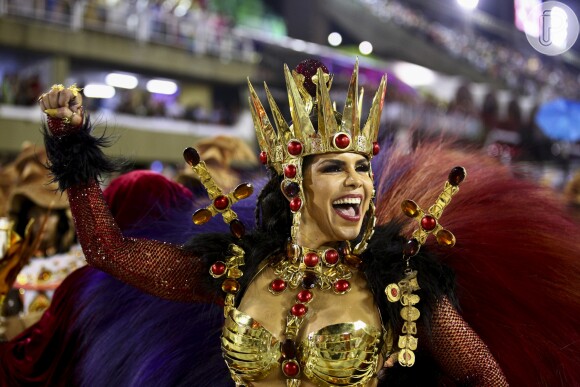 Raissa Machado é a rainha de bateria da vice-campeã do Rio, Viradouro. A musa veio fantasiada da Sacerdotisa Morgana, das lendas do Rei Arthur.