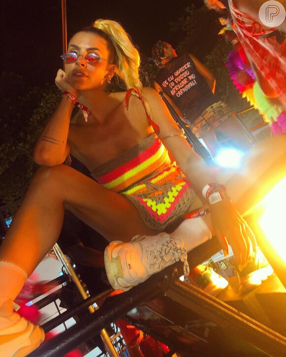 Julia Faria usou short com amarelo neon para curtir o Carnaval de Salvador