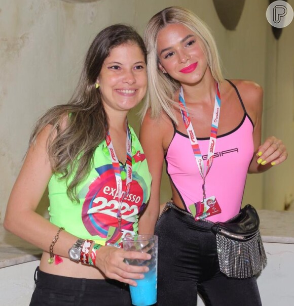 Bruna Marquezine usou amarelo neon nas unhas em dois dias de folia no Carnaval de Salvador