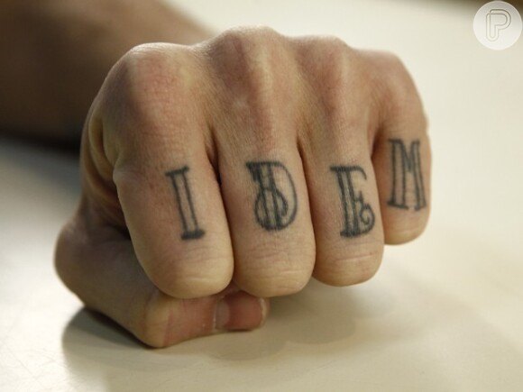 Tatuagem de Romulo Neto, a palavra 'idem' escrita na mão esquerda, foi feita para Cleo Pires, que também tatuou o mesmo desenho