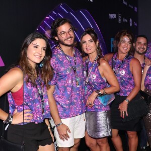 Fátima Bernardes também conferiu o Desfile das Campeãs do Rio acompanhada das filhas, Laura e Beatriz Bonemer