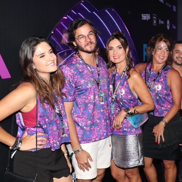 Filhas de Fátima Bernardes prestigiaram o desfile das vencedoras do Carnaval do Rio de Janeiro na Sapucaí
