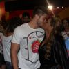 Preta Gil beija noivo Rodrigo Godoy durante bloco de carnaval