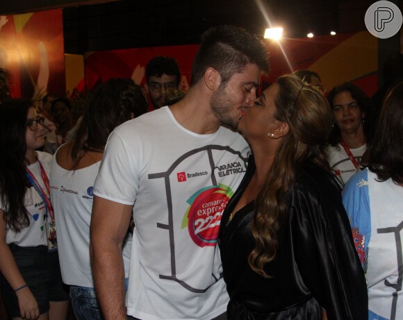 Preta Gil beija noivo Rodrigo Godoy durante bloco de carnaval