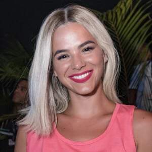 Loira de novo! Bruna Marquezine usou peruca lace em tom de loiro platinado para curtir Carnaval em Salvador