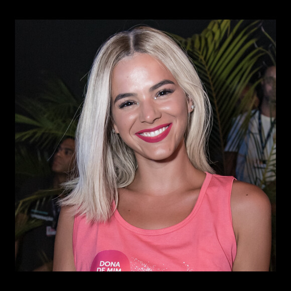 Loira de novo! Bruna Marquezine usou peruca lace em tom de loiro platinado para curtir Carnaval em Salvador