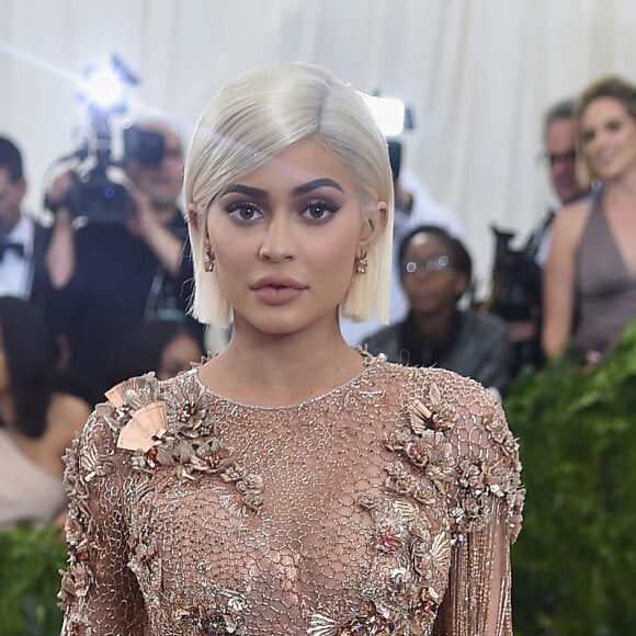 Kylie Jenner ama brincar com o visual de suas madeixas. Uma das perucas lace que ela mais usa é a com o corte bobe e os fios plantinados