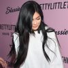 Kylie Jenner usa peruca lace em tom preto com fios compridos em franja lateral