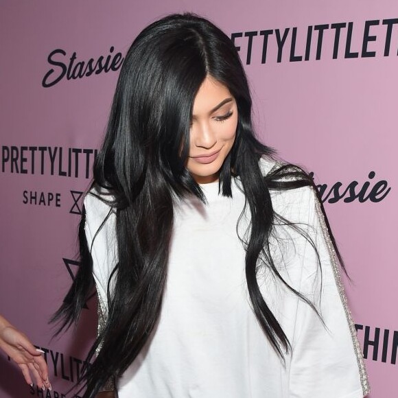Kylie Jenner usa peruca lace em tom preto com fios compridos em franja lateral