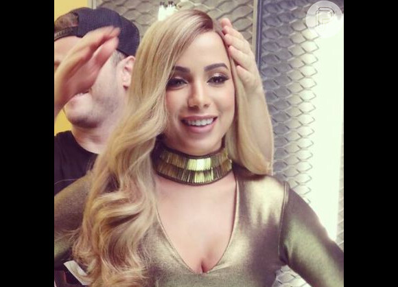 Anitta já usou peruca lace platinada para evento