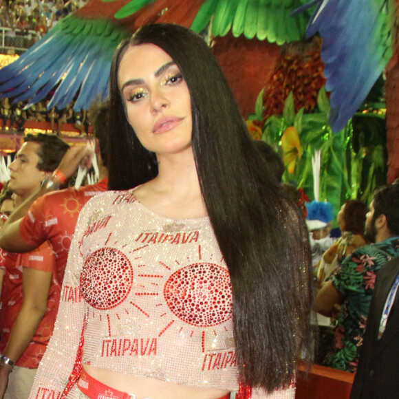 De corte bob, Cleo Pires usou peruca lace com cabelos longos para curtir o sábado do desfile das campeãs no Sambódromo