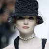 Cílios bem longos e separadinhos no desfile da Dior, na Semana de Moda de Paris