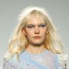 A sombra prata apareceu nas maquiagens das modelos da grife Bora Aksu na Semana de Moda de Londres