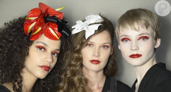 Muito brilho nos olhos e na boca é o destaque da beleza do desfile de Outono-Inverno da Rodarte