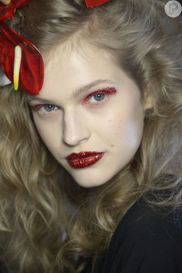 Muito brilho nos olhos e na boca é o destaque da beleza do desfile de Outono-Inverno da Rodarte