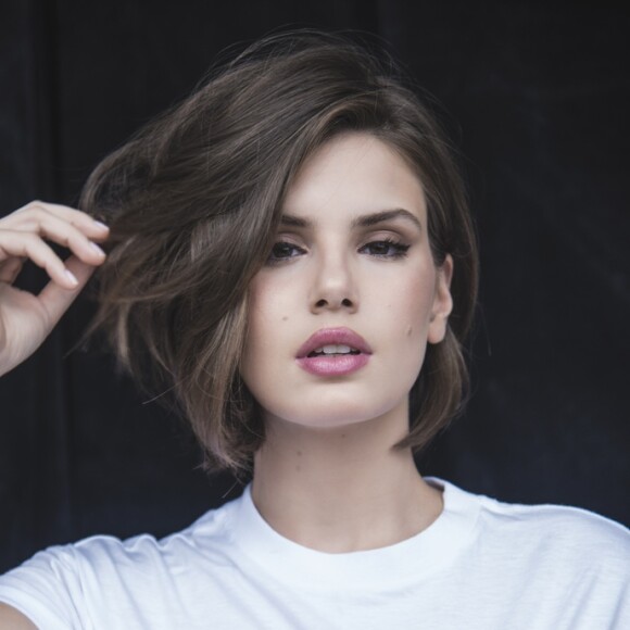 Camila Queiroz, mulher de Klebber Toledo, mudou o visual para a nova fase de sua Vanessa na novela 'Verão 90'