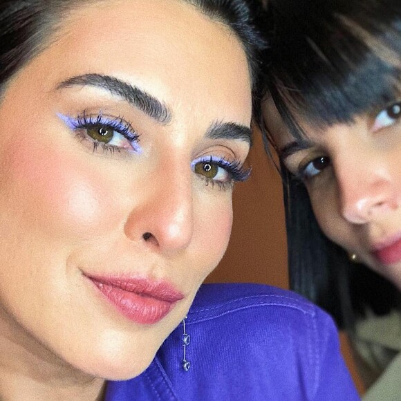 Quem tiver medo de ousar com as cores pode usar tons similares como esse azul de Fernanda Paes Leme