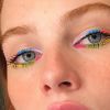 Delineado bicolor deixa a maquiagem com uma pegada fun é dá para se jogar nas cores