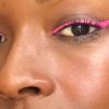 Delineado rosa é sempre um acerto na maquiagem. A cor é trend e tá voltando com tudo