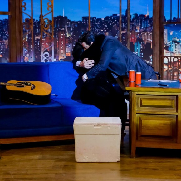 Maraisa deu um beijo em Danilo Gentili no 'The Noite', do SBT