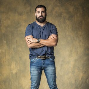 Fauze (Kaysar Dadour) é um dos capangas do sheik Aziz Abdallah (Herson Capri) e vem para o Brasil com ele atrás de Laila (Julia Dalavia e Jamil (Renato Góes) na novela 'Órfãos da Terra'.