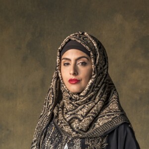 Fairouz (Yasmin Garcez) é a segunda esposa de Aziz Abdallah (Herson Capri) na novela 'Órfãos da Terra'.