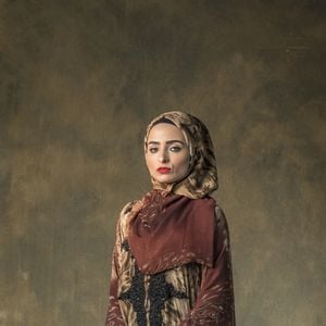 Aída (Darlília Oliveira) é a terceira e mais nova esposa de Aziz Abdallah (Herson Capri). Ela fará de tudo para se tornar a favorita do sheik na novela 'Órfãos da Terra'.