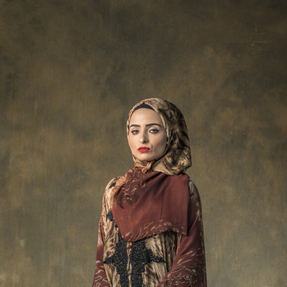 Aída (Darlília Oliveira) é a terceira e mais nova esposa de Aziz Abdallah (Herson Capri). Ela fará de tudo para se tornar a favorita do sheik na novela 'Órfãos da Terra'.