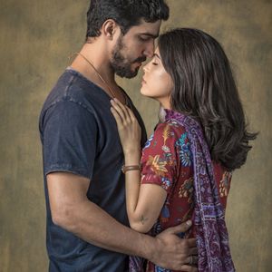 Laila (Julia Dalavia) e Jamil (Renato Góes) viverão amor proibido no Brasil e fugirão do sheik áraba Aziz Abdallah (Herson Capri) na novela 'Órfãos da Terra'.