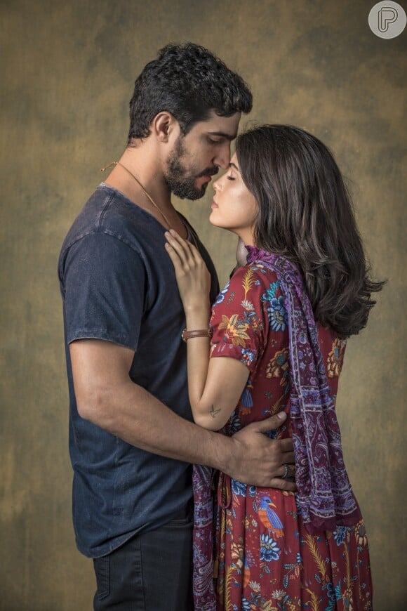 Laila (Julia Dalavia) e Jamil (Renato Góes) viverão amor proibido no Brasil e fugirão do sheik áraba Aziz Abdallah (Herson Capri) na novela 'Órfãos da Terra'.