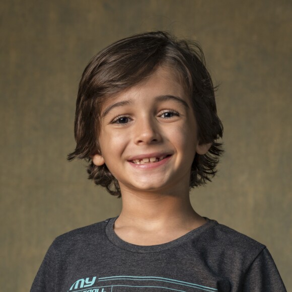 Arturzinho (Thales Miranda / Rafael Sun) é o filho mais novo de Aline (Simone Gutierrez) e Caetano (Glicério do Rosário) na novela 'Órfãos da Terra'.