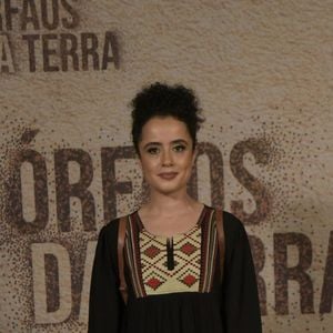 Samira (Beatrice Sayd) ajudará a família de Laila (Julia Dalavia) quando chegarem no campo de refugiados na novela 'Órfãos da Terra'.