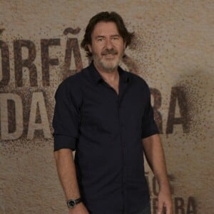 Padre Zoran (Angelo Coimbra) é o diretor do Instituto de Boas-Vindas na novela 'Órfãos da Terra'.