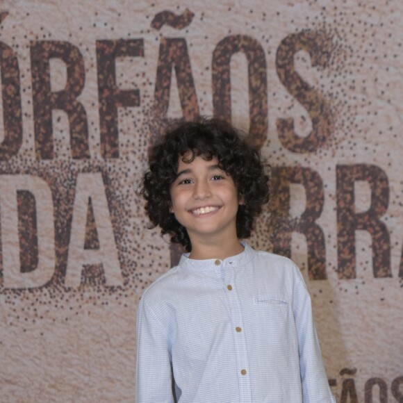 Ahmed (Alvaro Brandão) é filho de Samira (Beatrice Sayd) e será um grande amigo de Laila (Julia Dalavia) no campo de refugiados na novela 'Órfãos da Terra'.