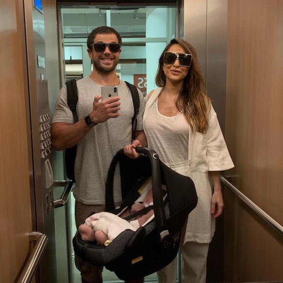 Sabrina Sato e Duda Nagle levam Zoe para os compromissos de trabalho