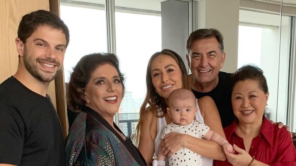 Que fofinha! Duda Nagle posta foto de Zoe com Sabrina Sato e avós: 'Família'