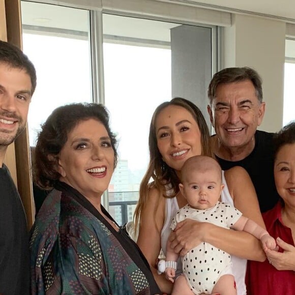 Duda Nagle posta foto de Zoe com Sabrina Sato e os avós maternos e paternos, em 17 de março de 2019