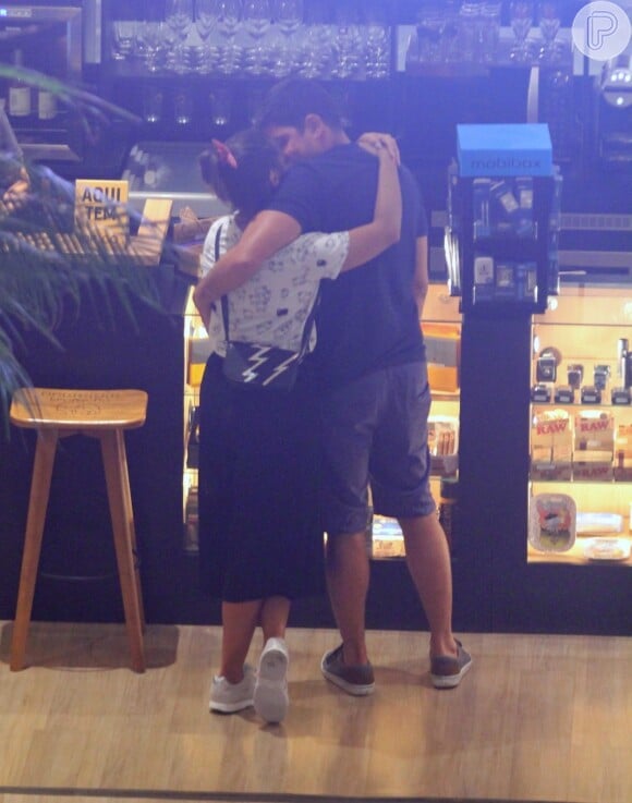 Marcelo Adnet e a namorada, Patricia Cardoso, foram fotografados aos beijos no Fashion Mall