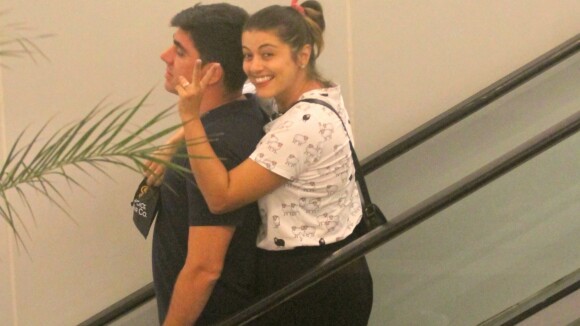Marcelo Adnet e Patrícia Cardoso namoram durante passeio em shopping do Rio