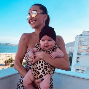 Filha de Sabrina Sato, Zoe usou maiô animal print de R$ 1,8 mil e turbante em foto com a mãe