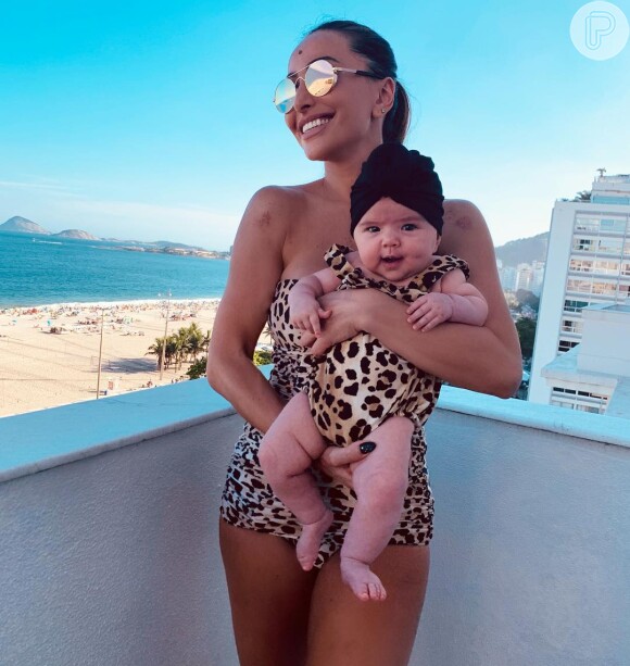 Filha de Sabrina Sato, Zoe usou maiô animal print de R$ 1,8 mil e turbante em foto com a mãe