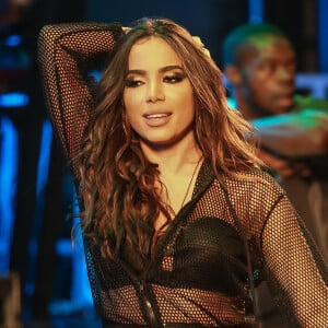 Anitta e Gabriel Medina estiveram juntos na gravação de novo clipe da cantora em parceria com Snoop Dogg e Ludmilla