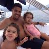 Ronaldo passei de lancha com as filhas com Bia Antony, Maria Sophia e Maria Alice, e posta foto em sua conta do Instagram neste sábado, 16 de fevereiro de 2013