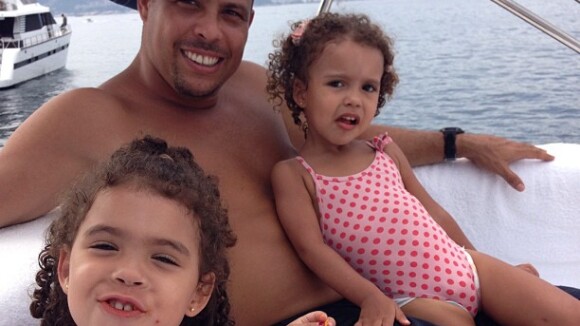 Ronaldo posa em lancha com suas filhas mais novas, Maria Sophia e Maria Alice