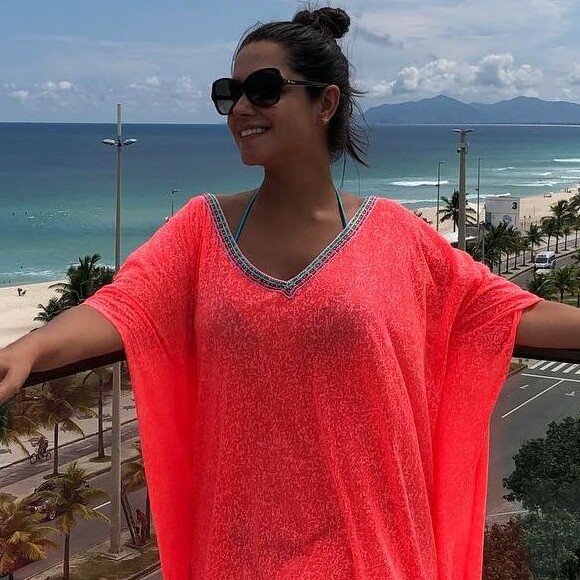 Thais Fersoza usou uma saída de praia neon da grife SUB Beach Wear
