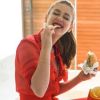 Marina Ruy Barbosa fura dieta ao devorar batata frita e hambúguer após evento de lançamento de marca de beleza, nesta quarta-feira, dia 20 de março