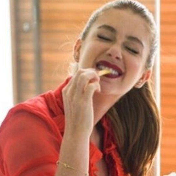 Marina Ruy Barbosa fura dieta ao devorar batata frita e hambúguer após evento de lançamento de marca de beleza, nesta quarta-feira, dia 20 de março