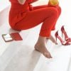 Marina Ruy Barbosa tirou o sapato nas escadas de sua casa após evento de lançamento de marca de beleza, nesta quarta-feira, dia 20 de março